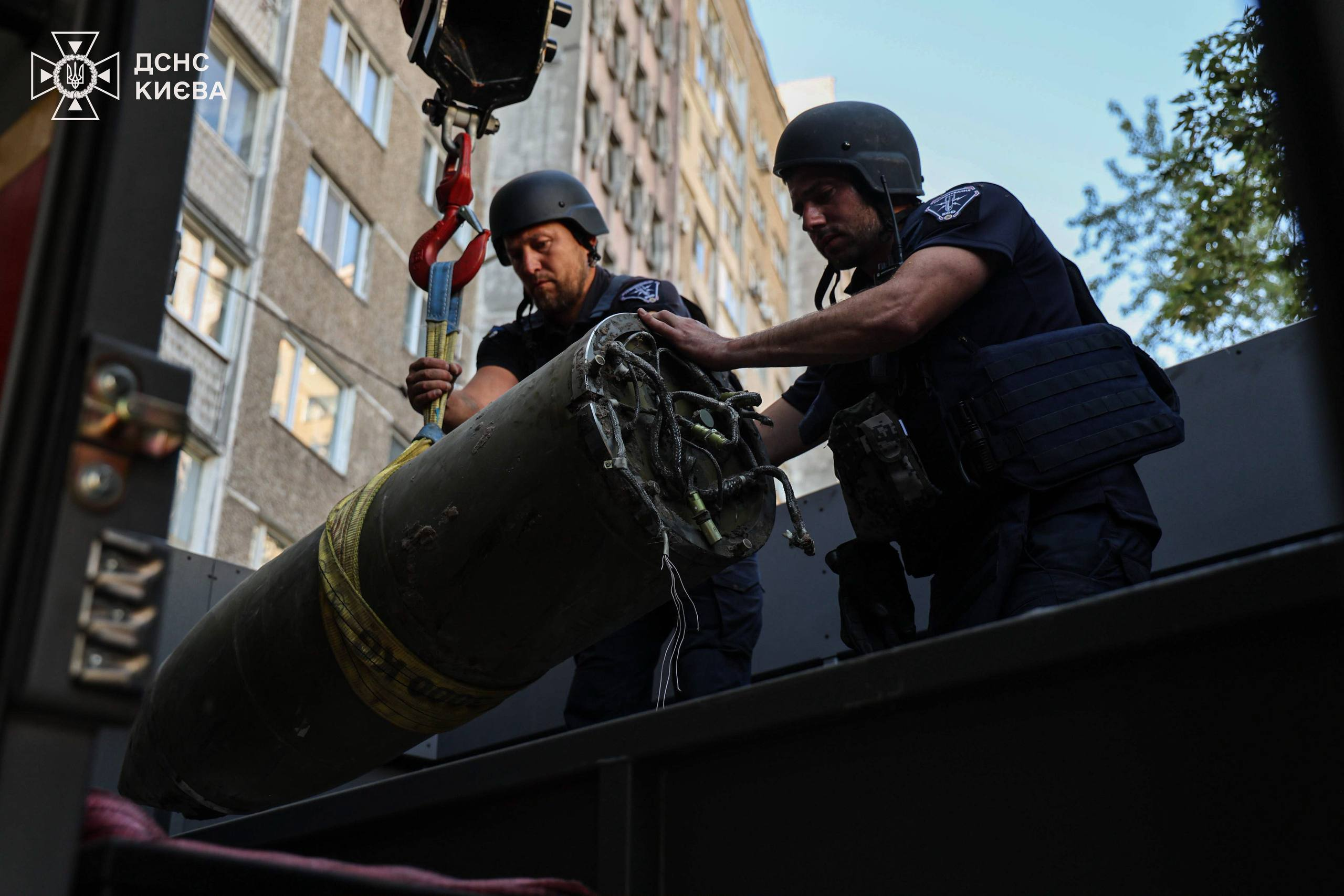 У Києві ліквідували наслідки нічного обстрілу балістикою: фото та подробиці