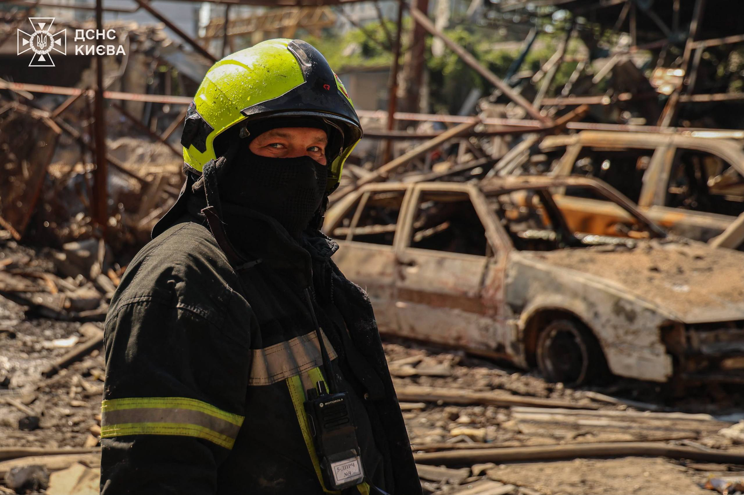У Києві ліквідували наслідки нічного обстрілу балістикою: фото та подробиці