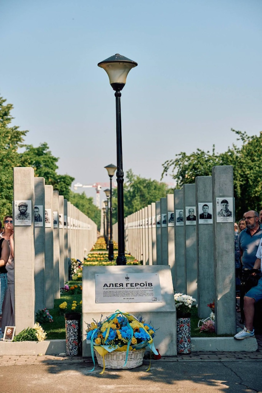У Деснянському районі Києва відкрили Алею Героїв: містяни обурюються