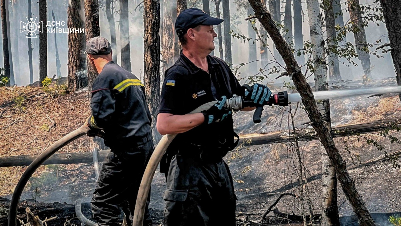У Чорнобильській зоні на Київщині триває ліквідація лісової пожежі: фото та подробиці