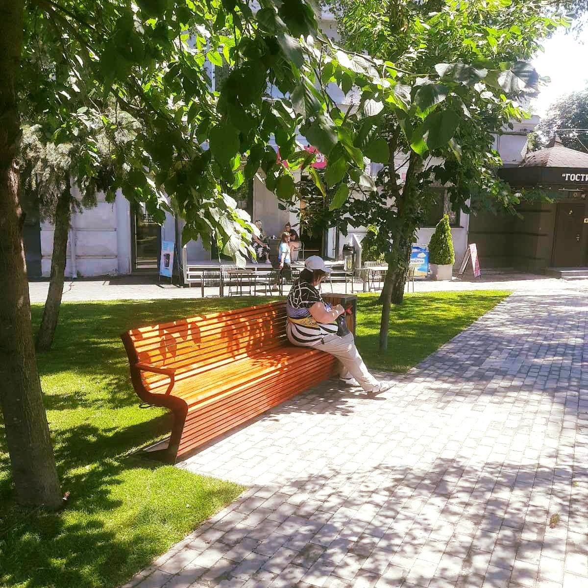 Демонтаж МАФів і парклети: у двох районах Києва облаштовують зелені зони