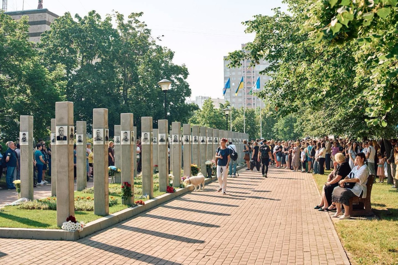 У Деснянському районі Києва відкрили Алею Героїв: містяни обурюються