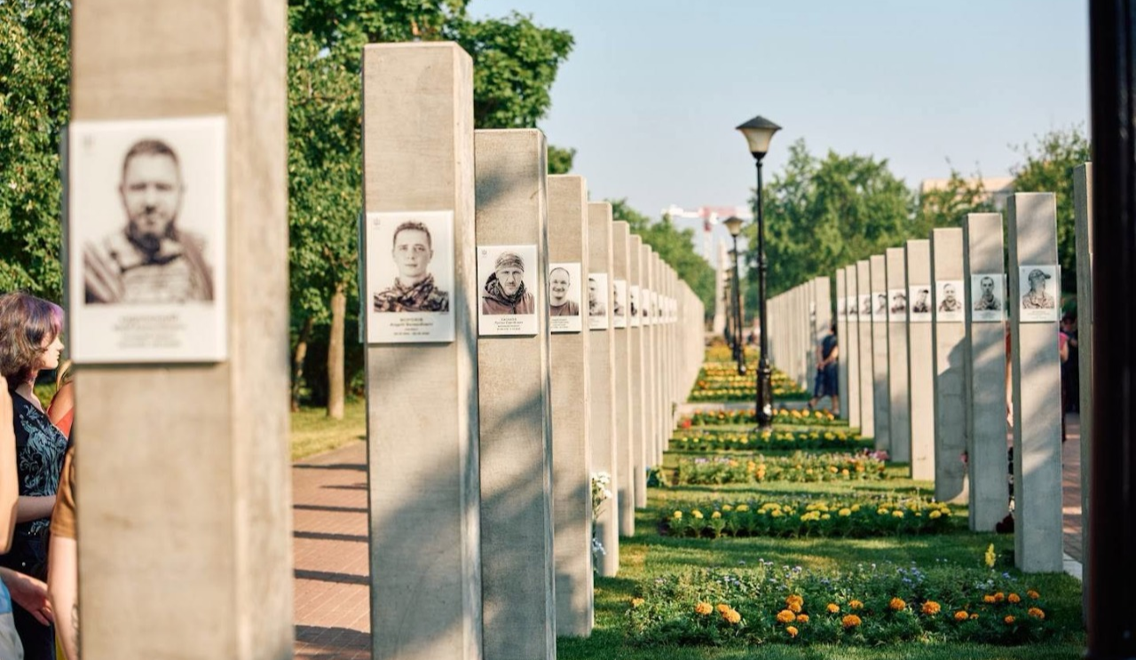 У Деснянському районі відкрили Алею Героїв: містяни обурюються