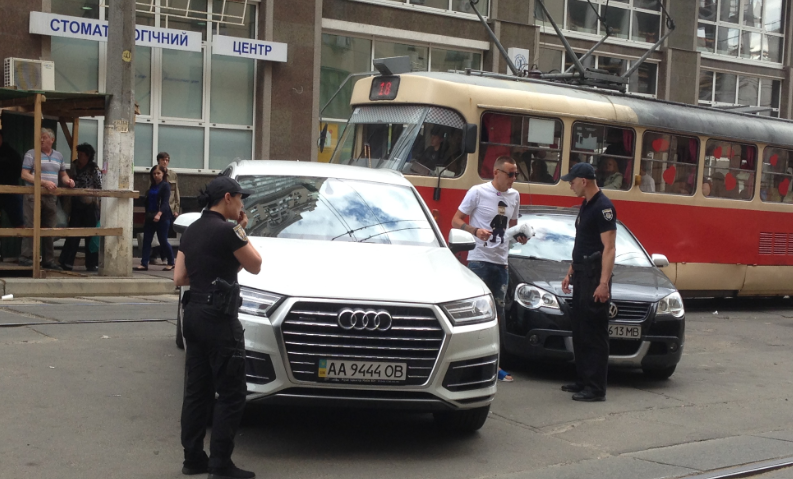 В Києві мажор заблокував рух трамваїв та жалівся на копів мамі (фото)