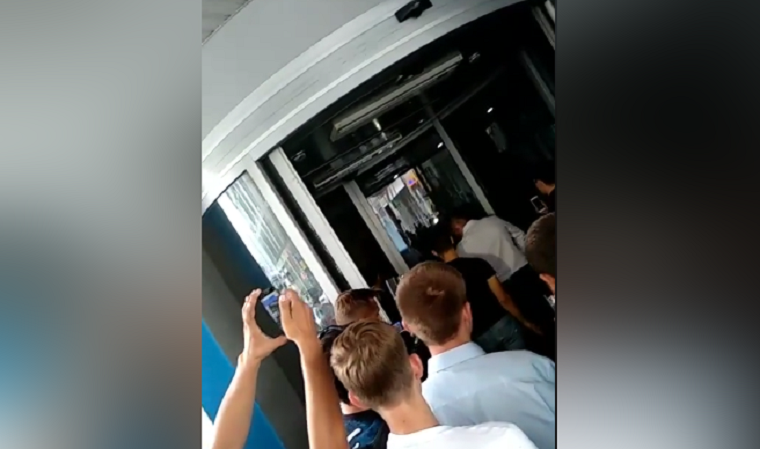 В здание «Укравтодора» ворвались радикалы с шинами (видео)