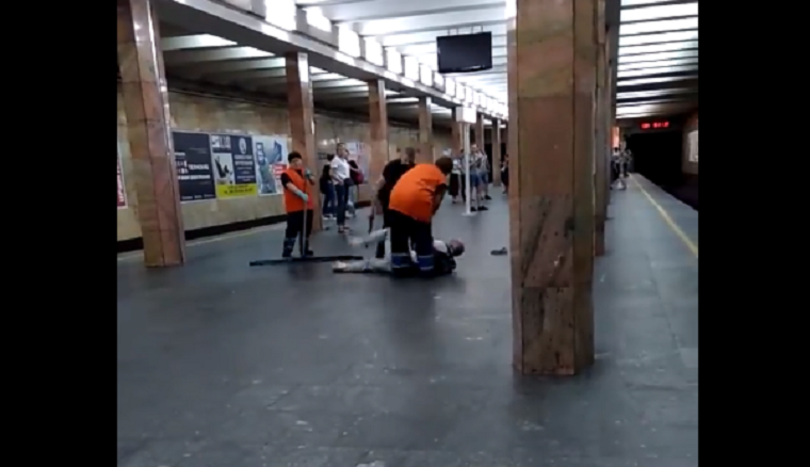 Стали известны причины избиения полицейским мужчины в метро