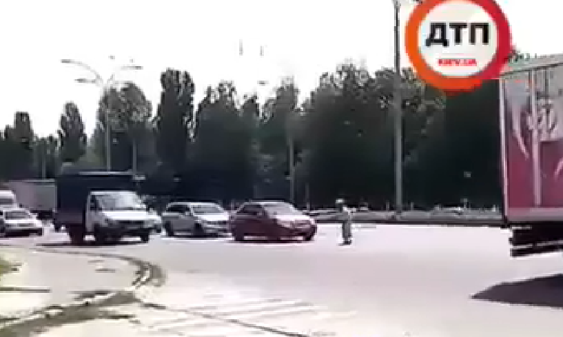 «Бабулька-камикадзе»: столичная пенсионерка перебегала оживленную улицу в неположенном месте (видео)