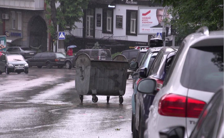 В центре Киева мусорный бак кружил по улице, разбивая автомобили (видео)