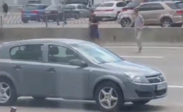 В Киеве «одноразовые» пешеходы бегали через шесть полос в супермаркет (видео)
