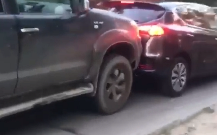 На Трухановому острові водій позашляховика насильно посунув інше авто, що блокувало рух (відео)