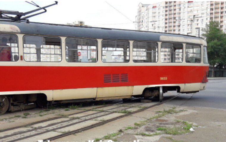 В Киеве сошел с рельсов трамвай