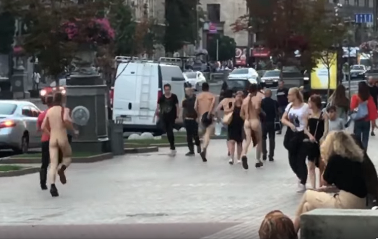 По Крещатику бегали голые мужчины (видео)