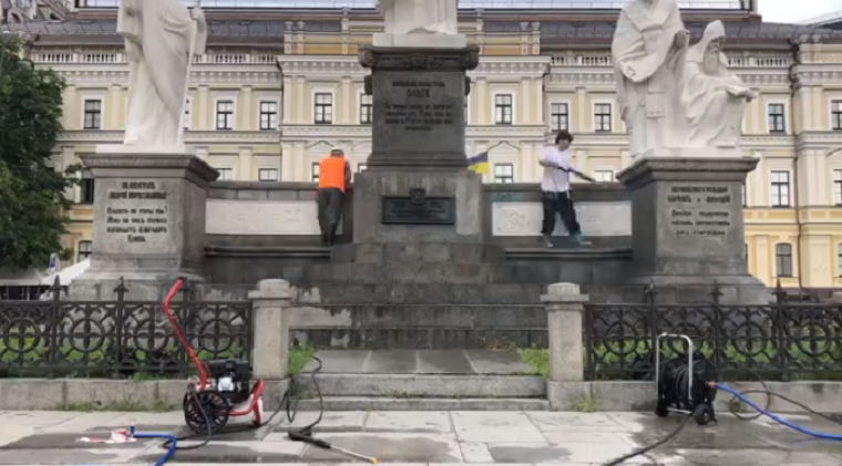 Активисты помыли постамент памятника княгине Ольге на Михайловской площади