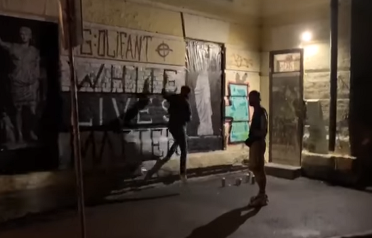 Кличко и вандалы: стало известно, кто разрисовывал здание в центре Киева