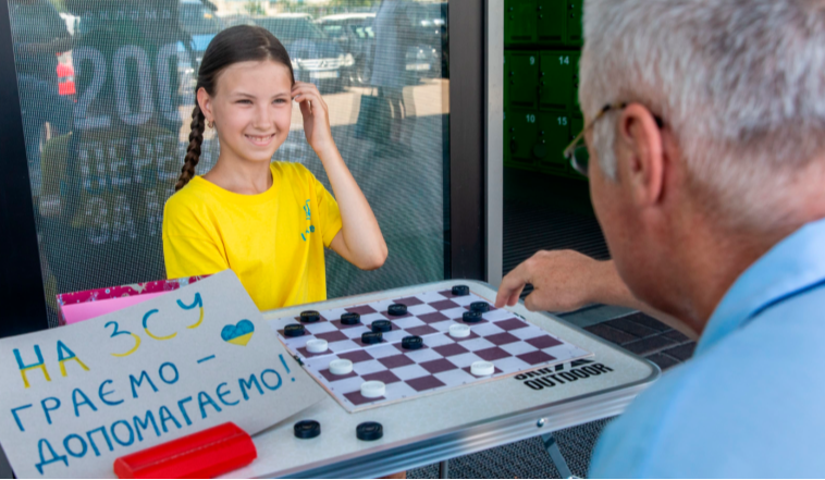 10-річна киянка Лєра на вулиці грає в шашки з охочими за донати на армію