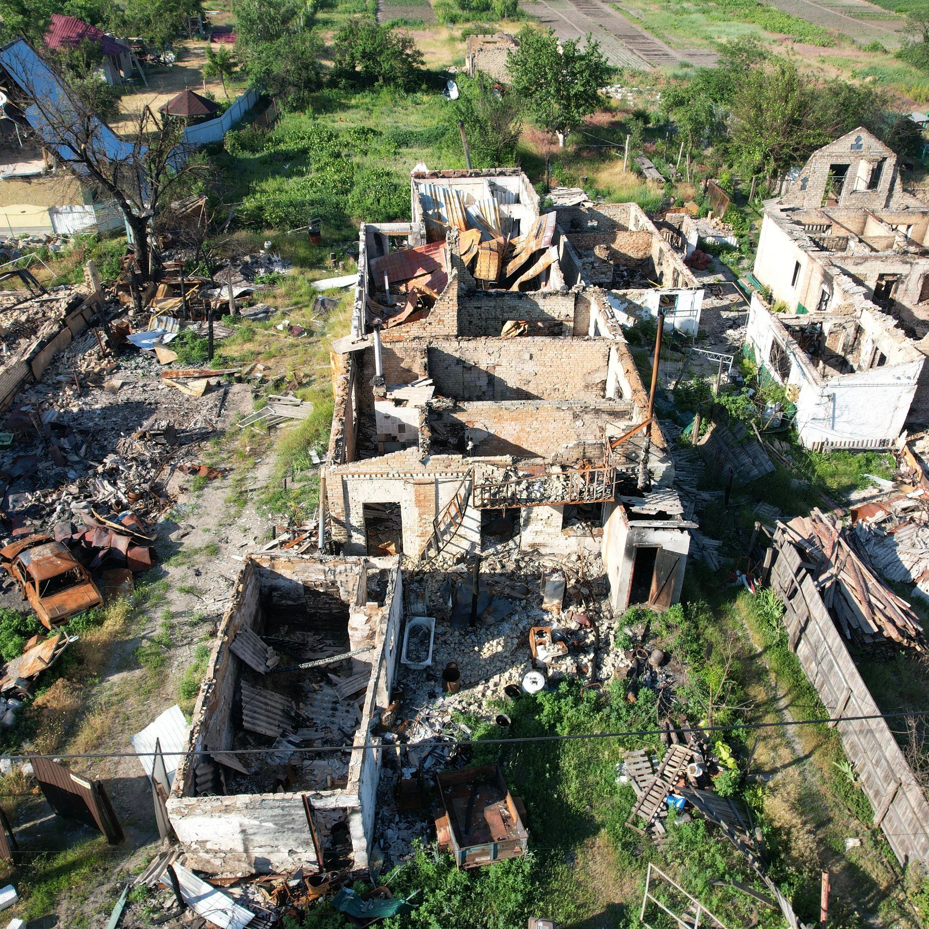 зруйновані сільські будинки