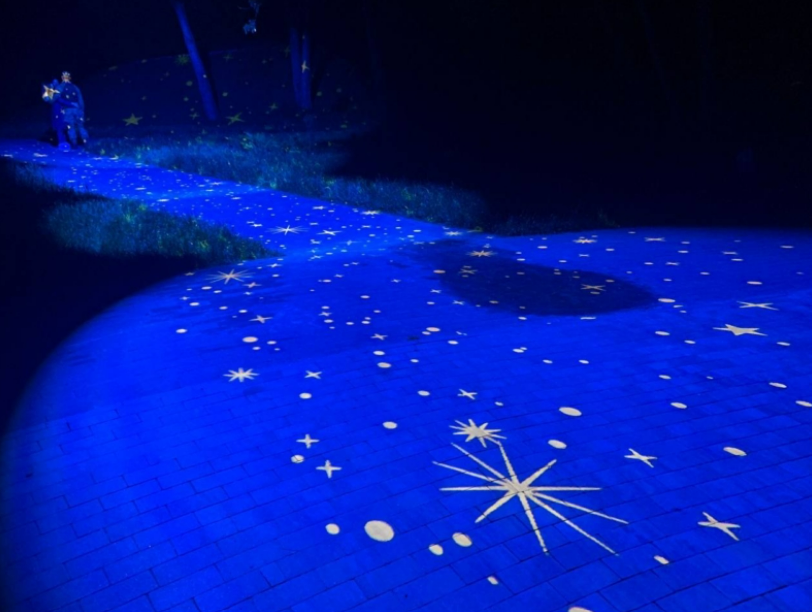 У Києві парк Прибережний на Дніпровській набережній підсвітили зорями: як це виглядає