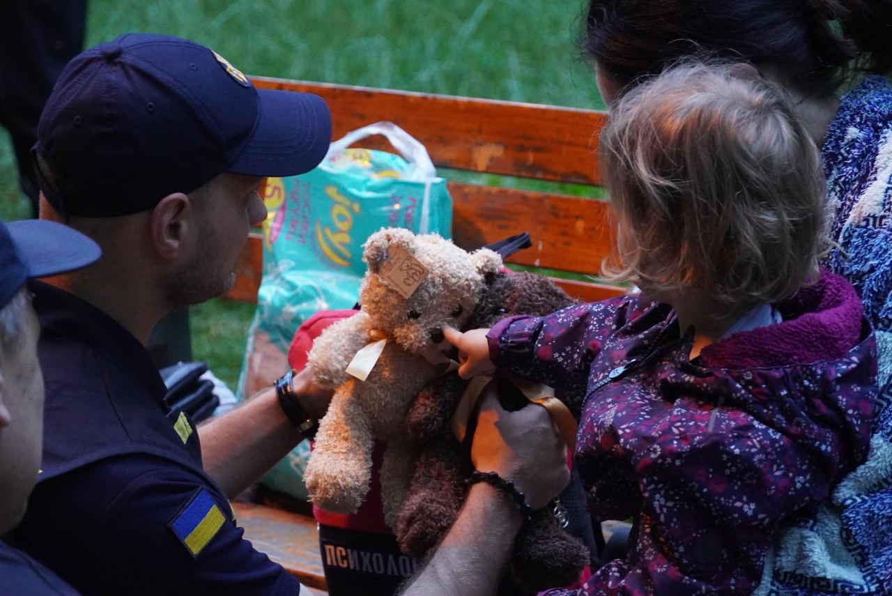 Рятувальник ДСНС із дитиною з будинку у Львові, в який влучила російська ракета 6 липня 2023