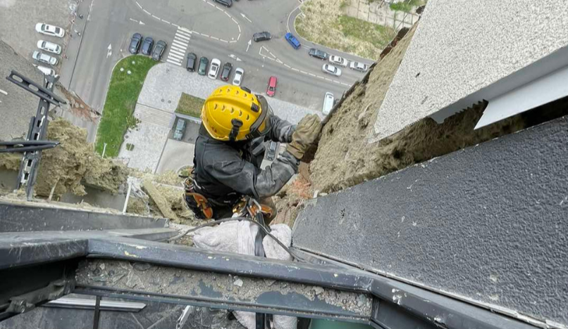 У Києві рятувальники розібрали аварійні конструкції багатоповерхівки, куди влучили уламки безпілотника (фото)