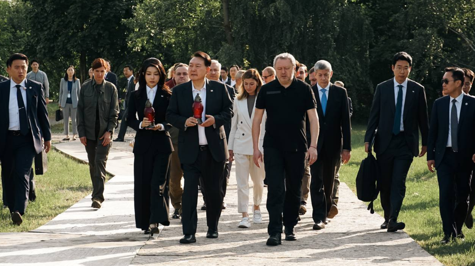 Президент Південної Кореї відвідав Бучу та Ірпінь: фото
