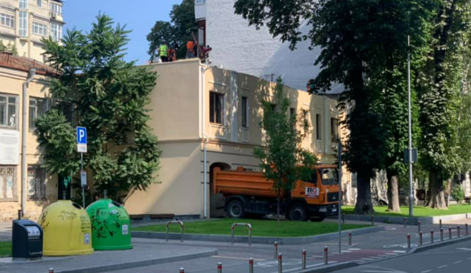 У Києві в будинку 19 століття на вулиці Івана Франка зупинили будівельні роботи.