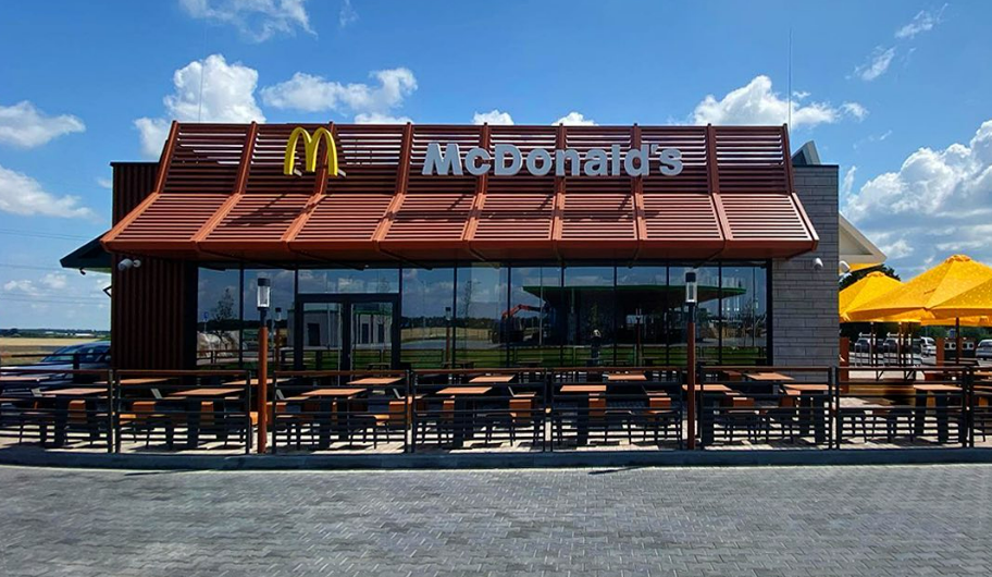 McDonald's відкрив перший заклад біля автотраси М-06 Київ – Чоп у Житомирській області, за 127 кілометрів від Києва.