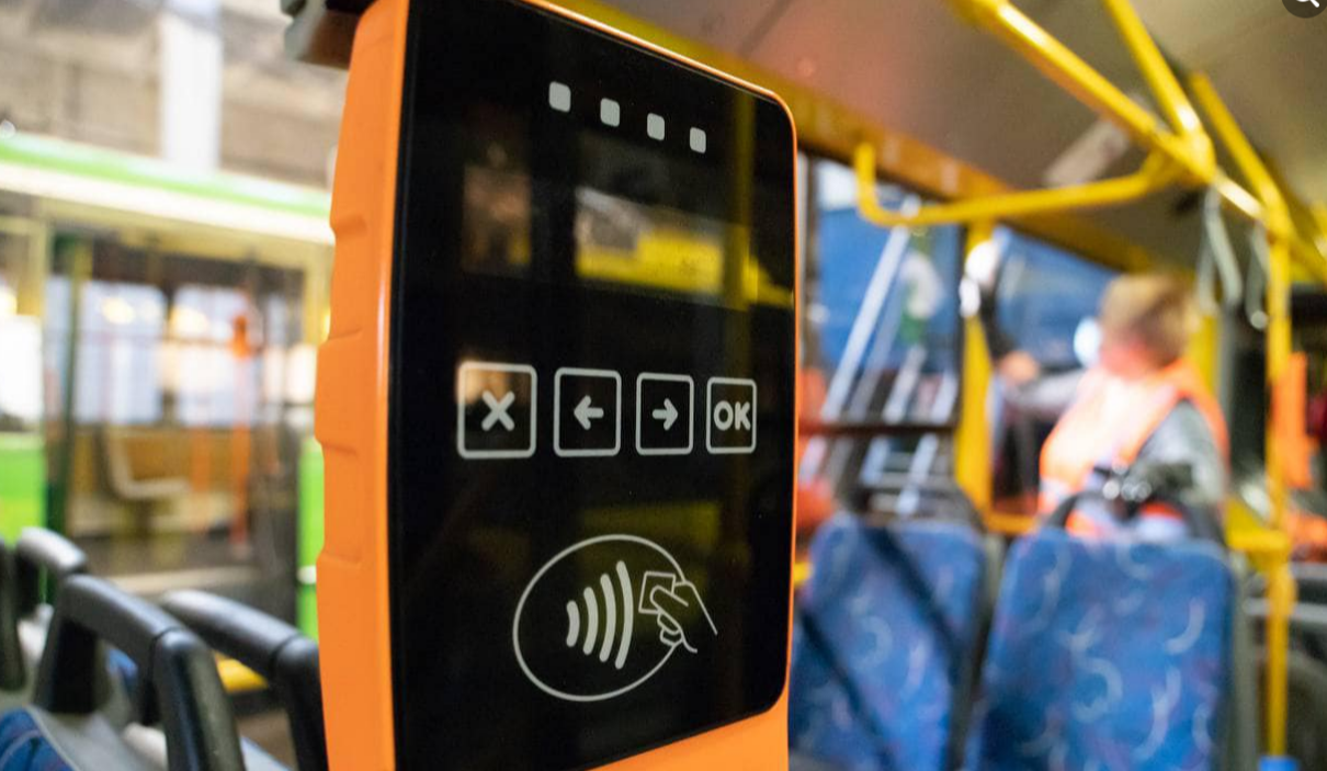 У Києві ввели нову систему оплати проїзду у муніципальних автобусах "Експрес-режим"
