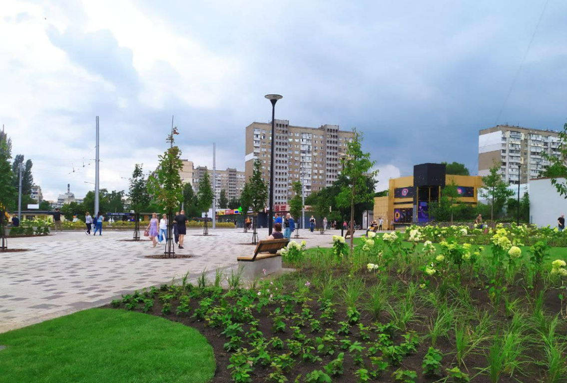 Як зараз виглядає сквер біля метро Героїв Дніпра.
