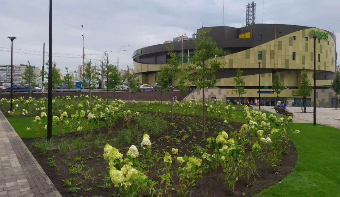 У Києві майже завершили облаштування скверу біля метро Героїв Дніпра: фото