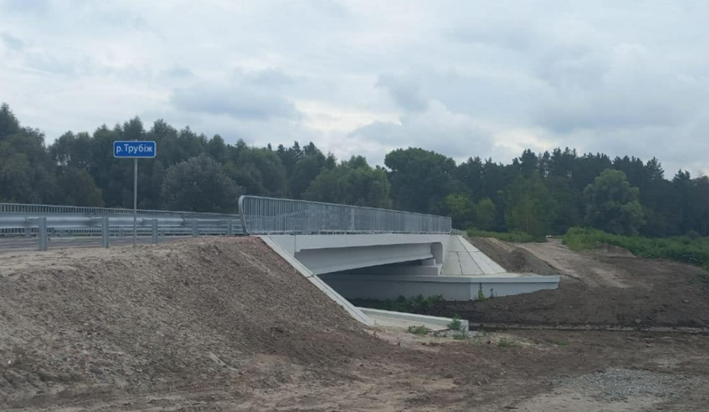 У Київській області відбудували зруйнований міст через річку Трубіж: фото