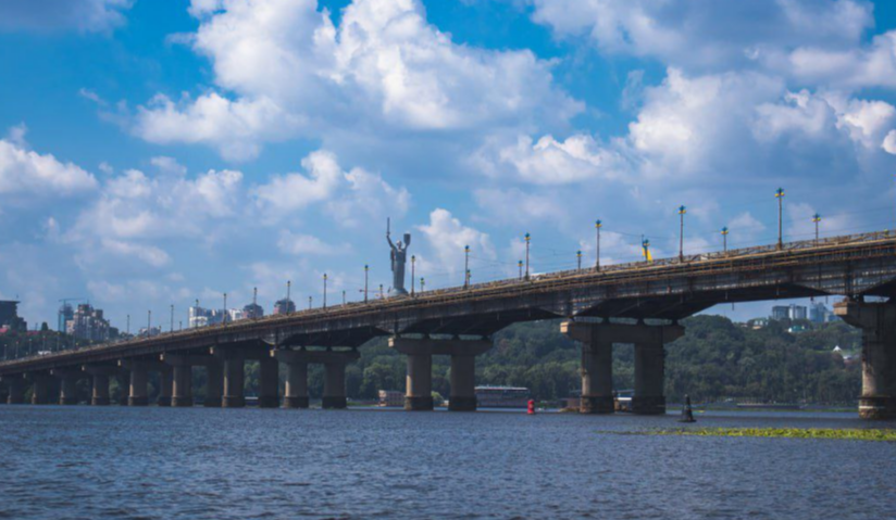 В липні на мосту Патона розпочались гідравлічні випробування тепломагістралі: можуть виникати водоспади