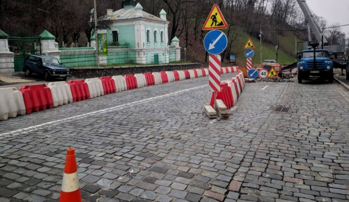 На Володимирському узвозі з 12 по 14 липня обмежать рух транспорту: схема проїзду