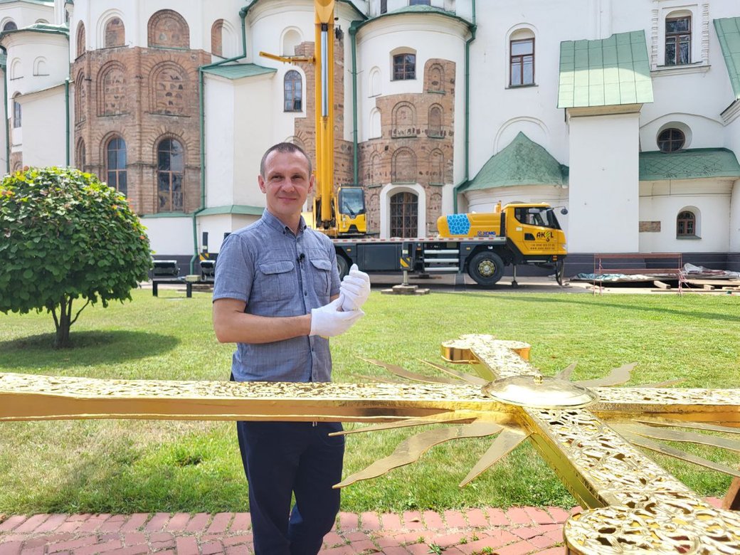 На центральний купол Софійського собору в Києві повертають відреставрований хрест: як він виглядає