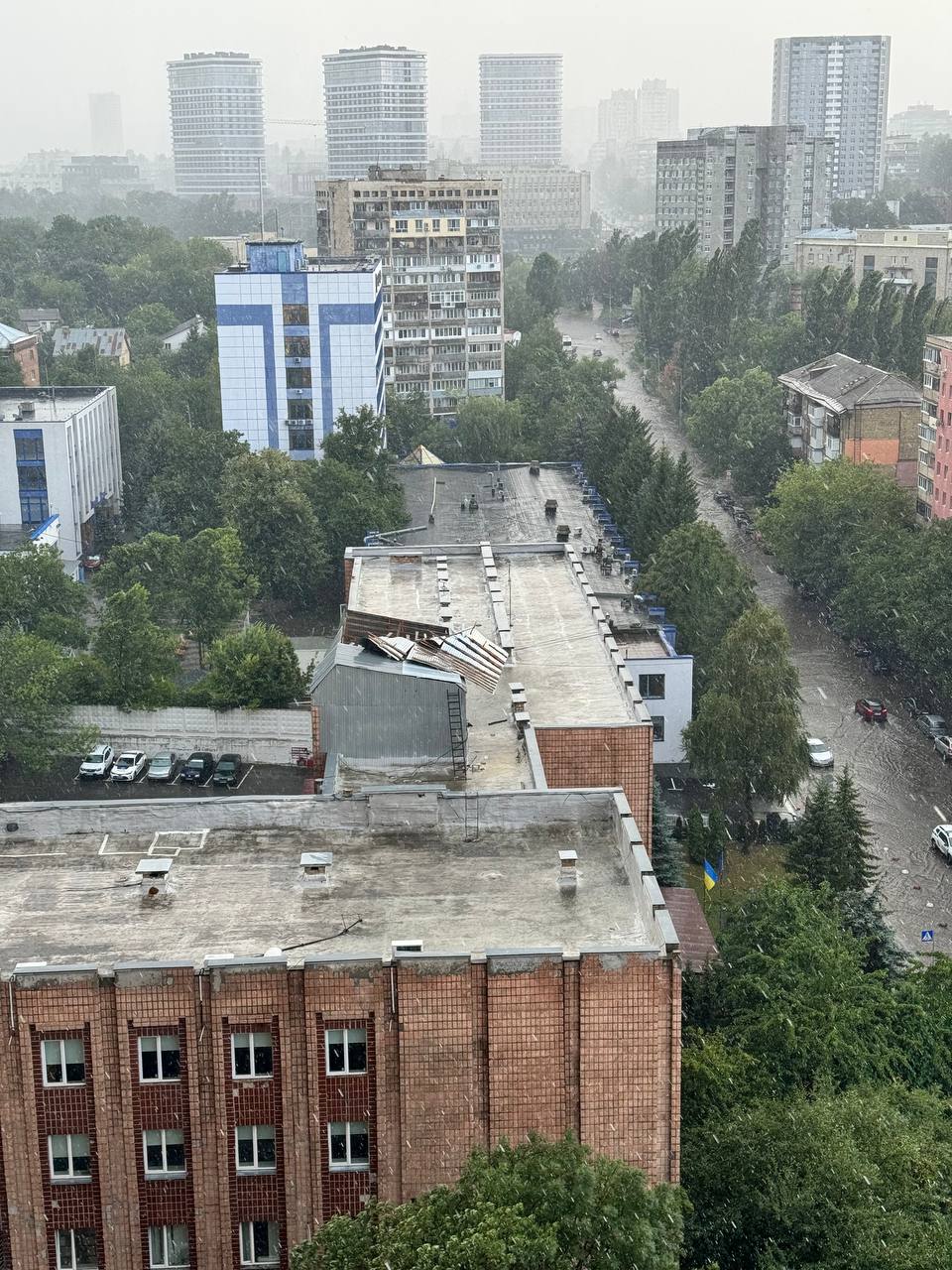 У Києві почалася гроза, підтопило вулиці: фото, відео