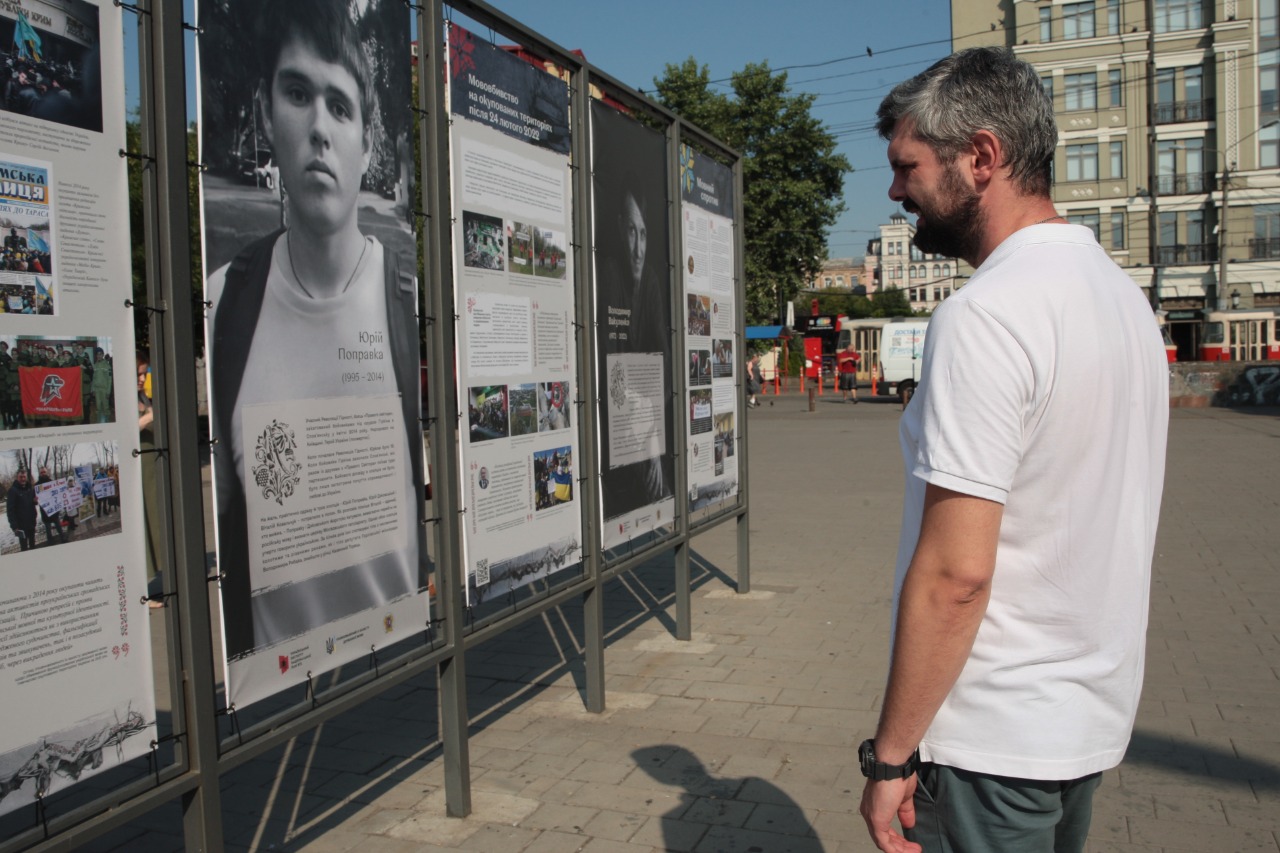 У Києві відкрилась вулична виставка про знищення української мови росією: фото