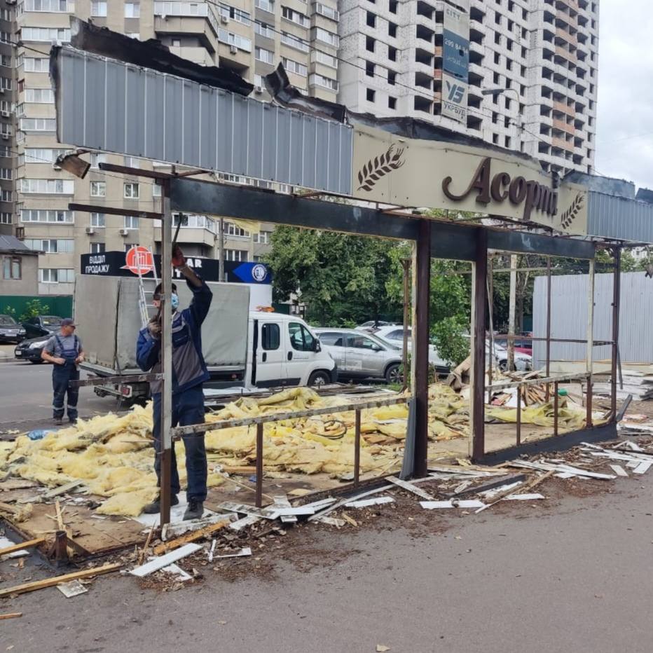 Біля станції метро "Житомирська" у Києві завершили демонтаж МАФів: фото
