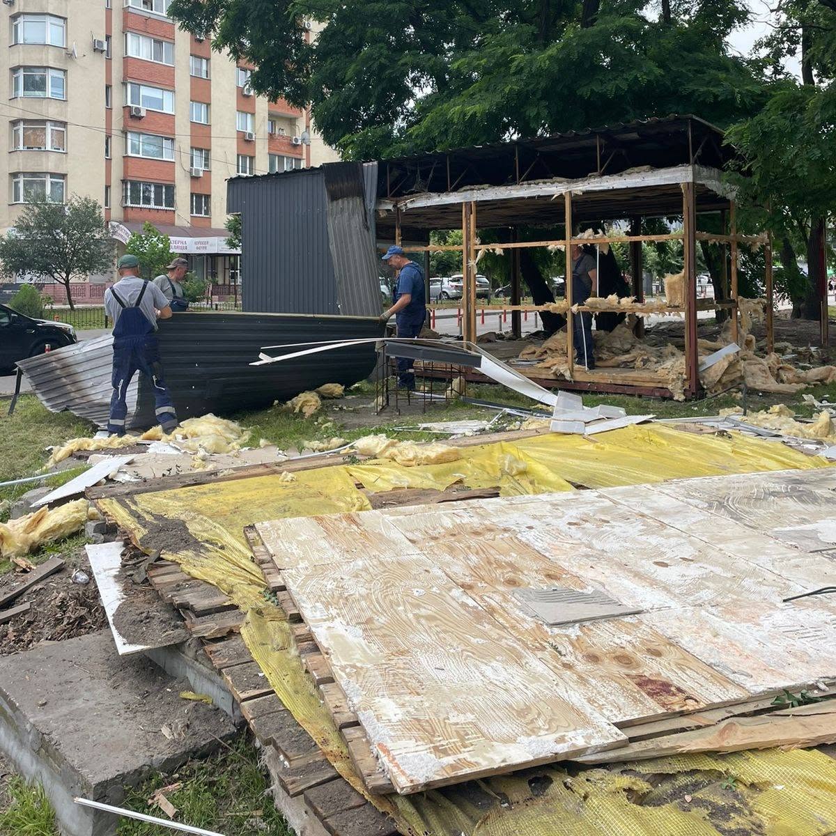 Біля станції метро "Житомирська" у Києві завершили демонтаж МАФів: фото