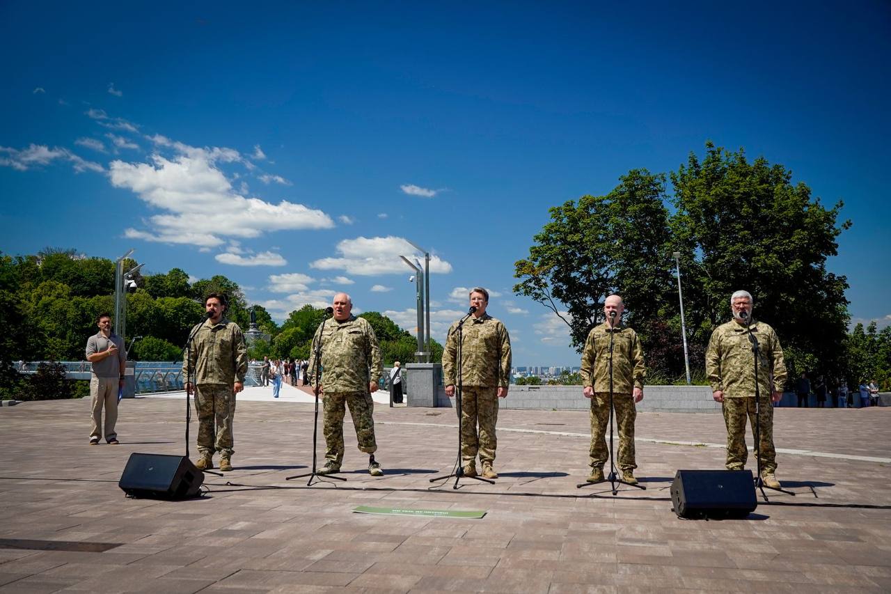 На Алеї захисників України у Києві відкрили новий знак, присвячений армійській авіації: фото