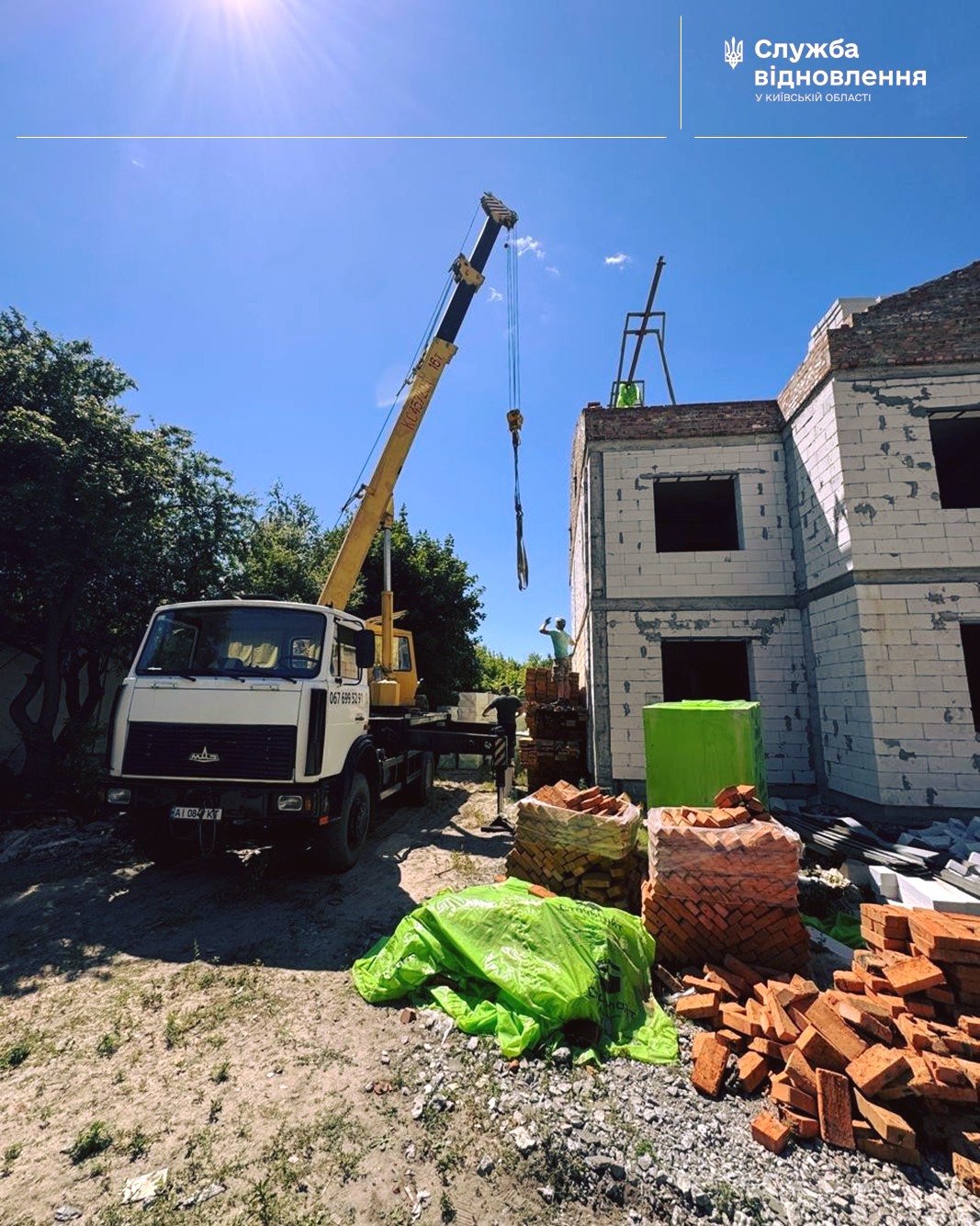 У Пісківці на Київщині відновлюють будинок, пошкоджений внаслідок авіаудару: фото