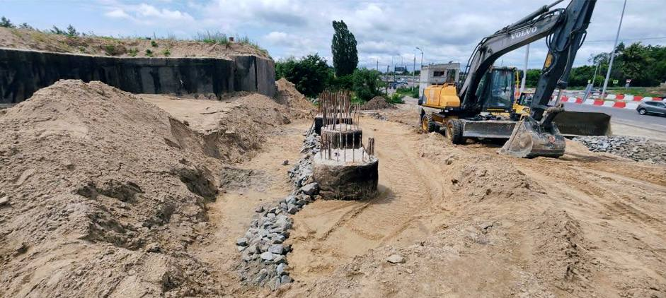 На Київщині ремонтують шляхопровід, пошкоджений артобстрілами у 2022-му: фото
