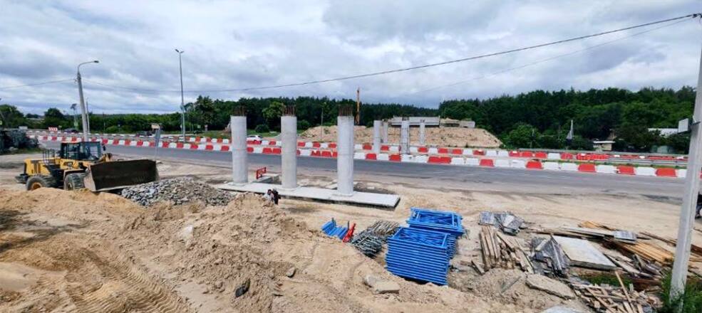На Київщині ремонтують шляхопровід, пошкоджений артобстрілами у 2022-му: фото