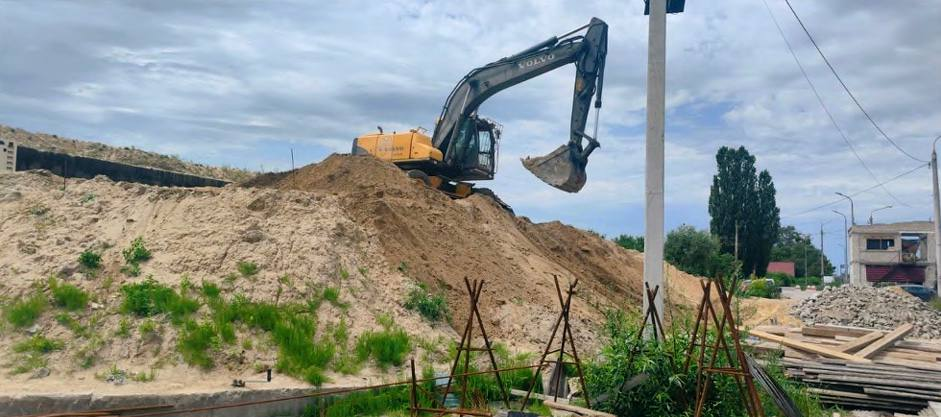 На Київщині ремонтують шляхопровід, пошкоджений артобстрілами у 2022-му: фото