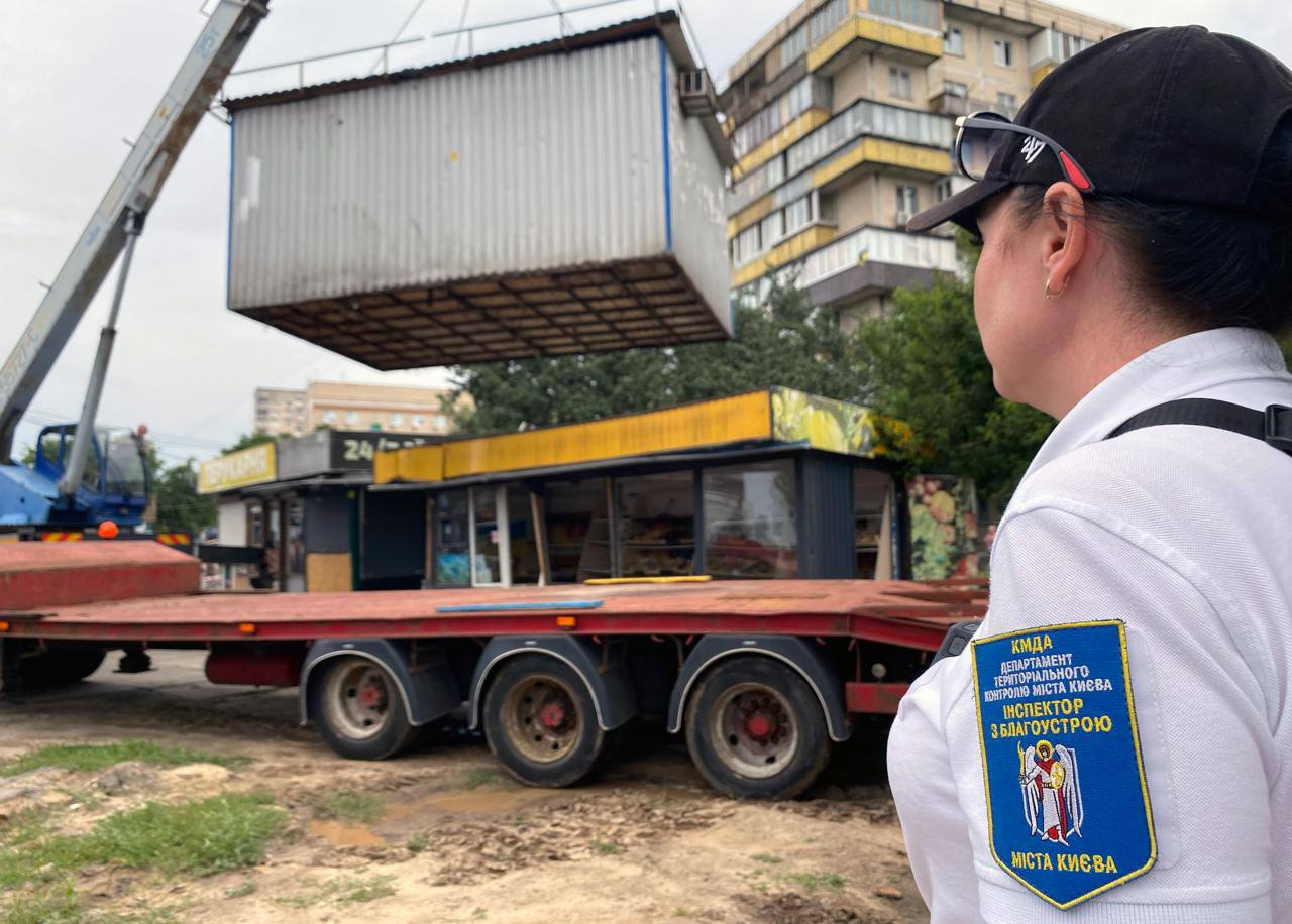На одній із найбільших торговельних локацій Виноградаря у Києві демонтують МАФи: фото