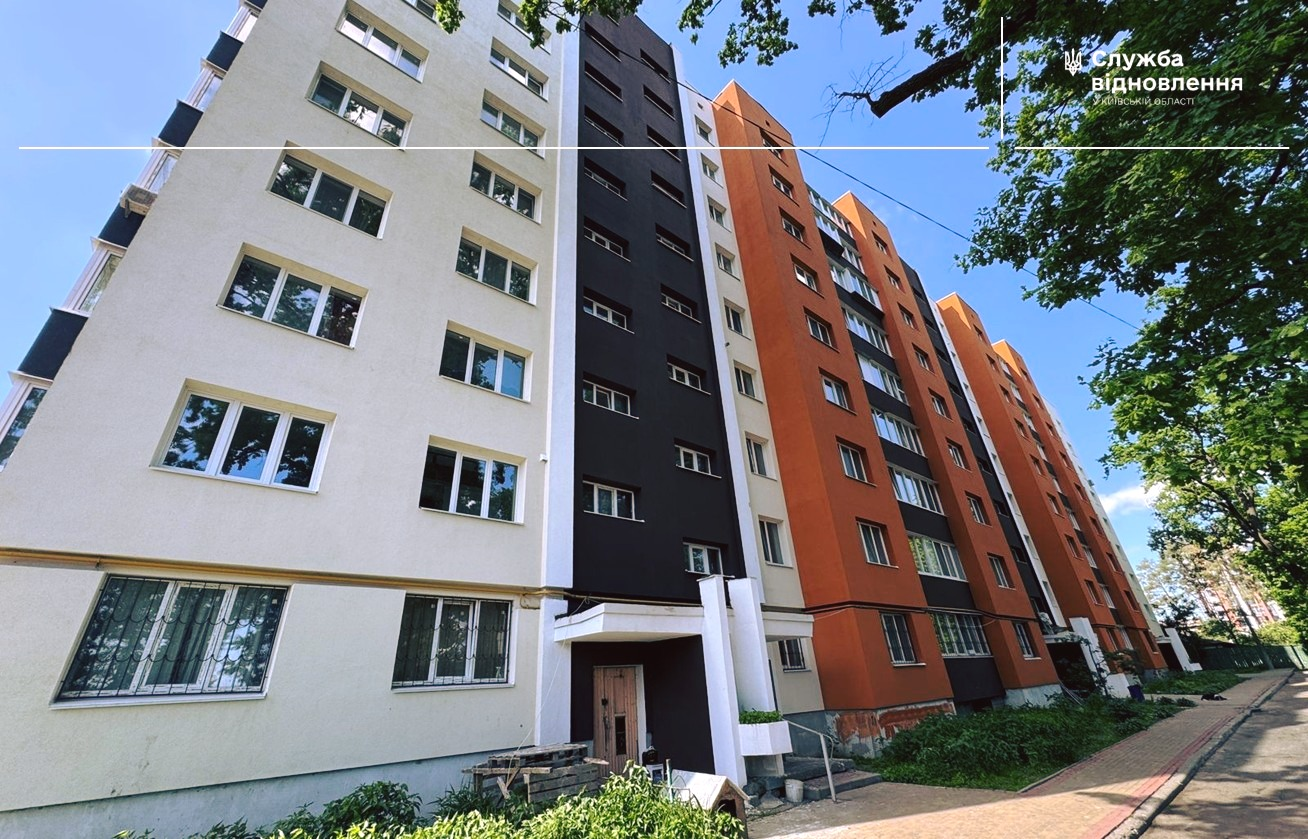 В Ірпені на Київщині відновлюють будинок, пошкоджений під час бойових дій в області у 2022-му: фото