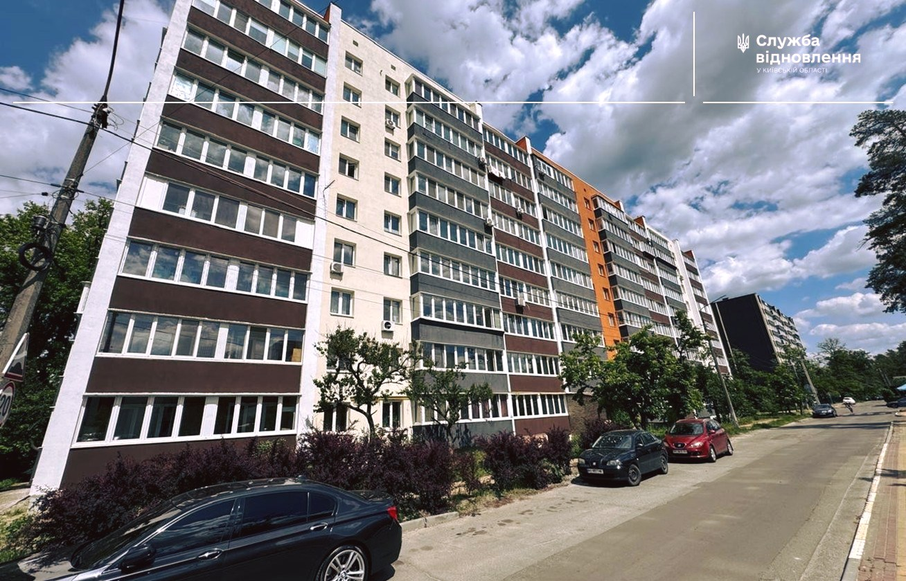 В Ірпені на Київщині відновлюють будинок, пошкоджений під час бойових дій в області у 2022-му: фото