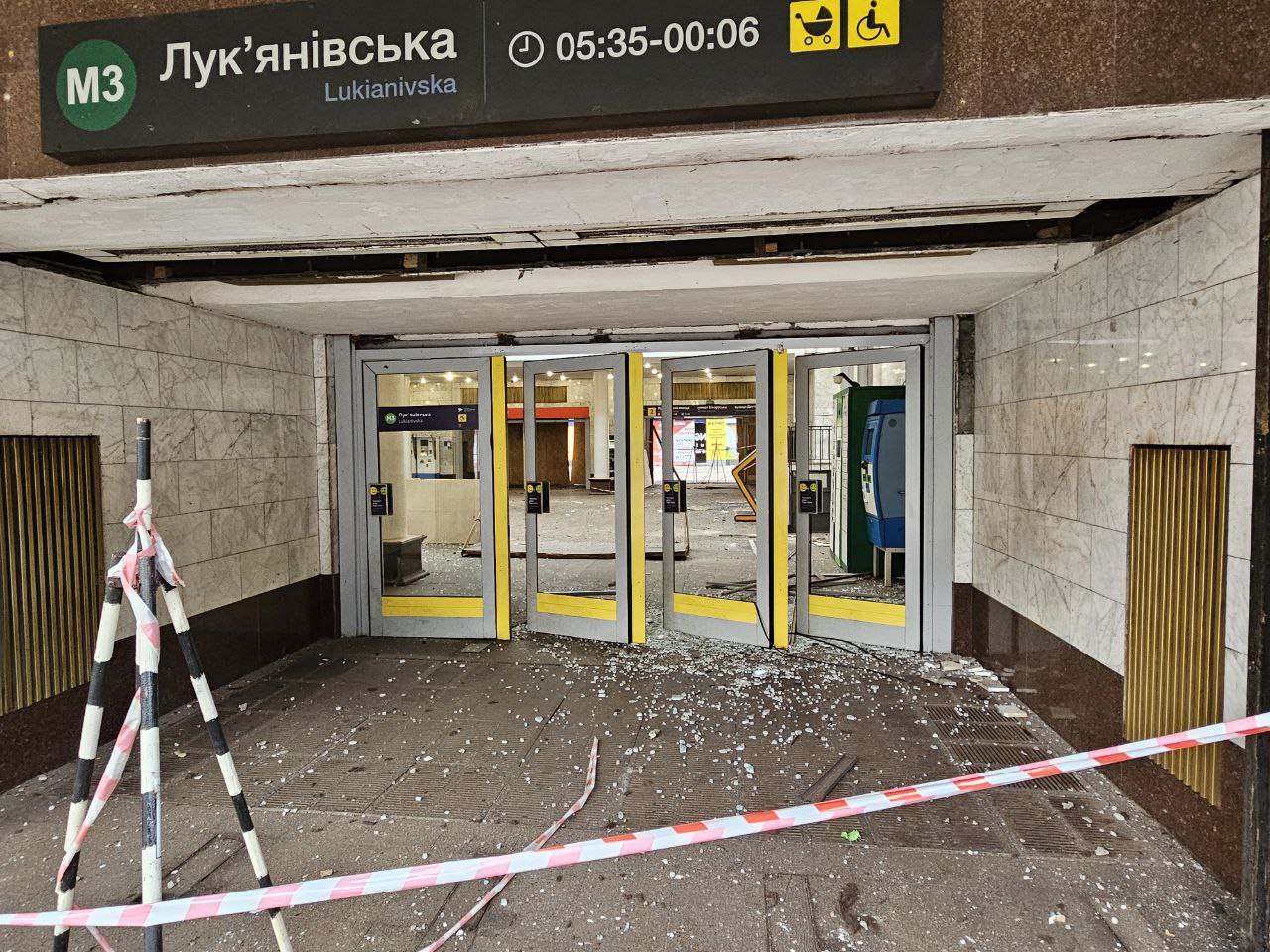 У Києві триває ліквідація наслідків нічного обстрілу: як виглядає станція метро Лук’янівська