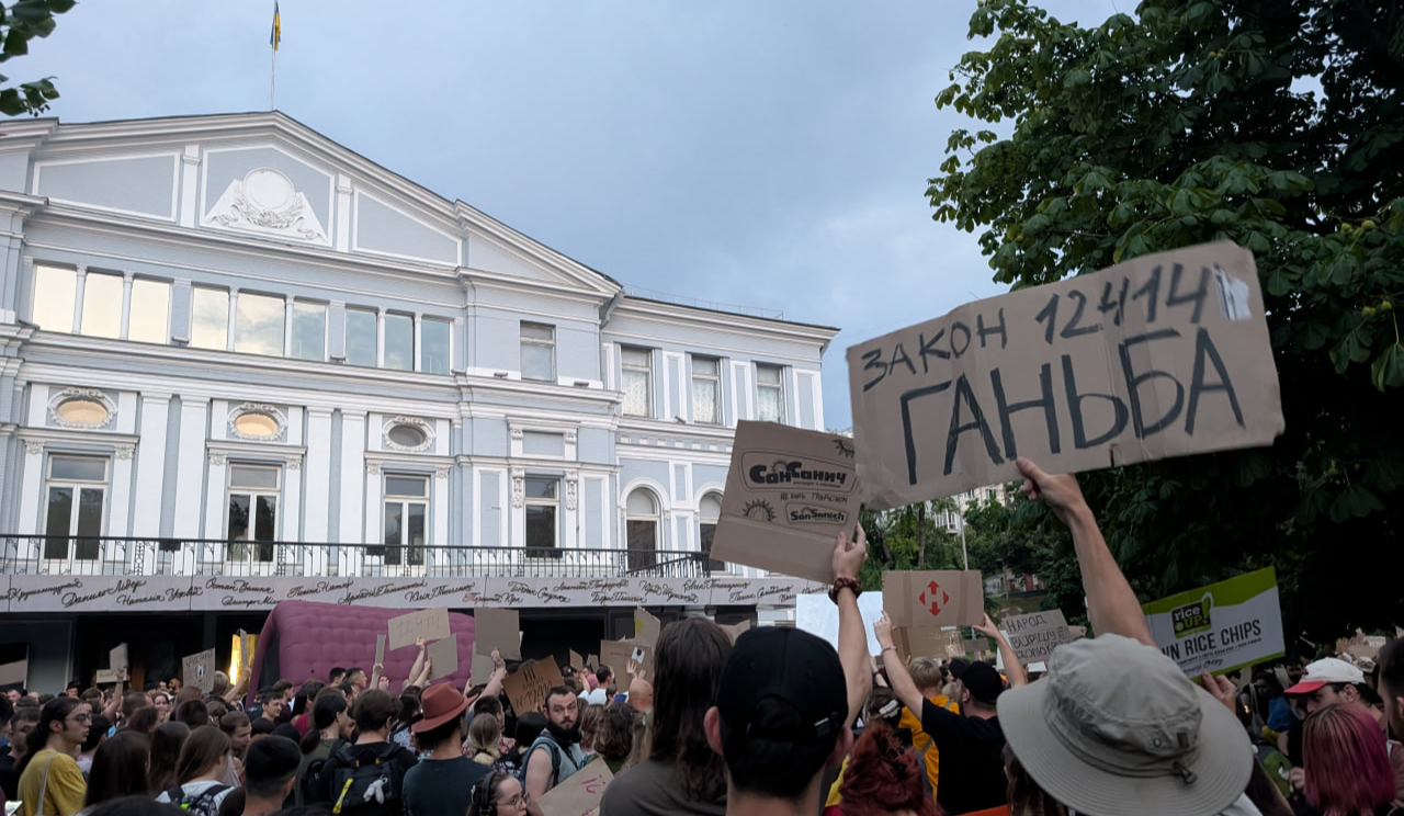 Зеленський підписав закон про НАБУ та САП: мітинги продовжаться