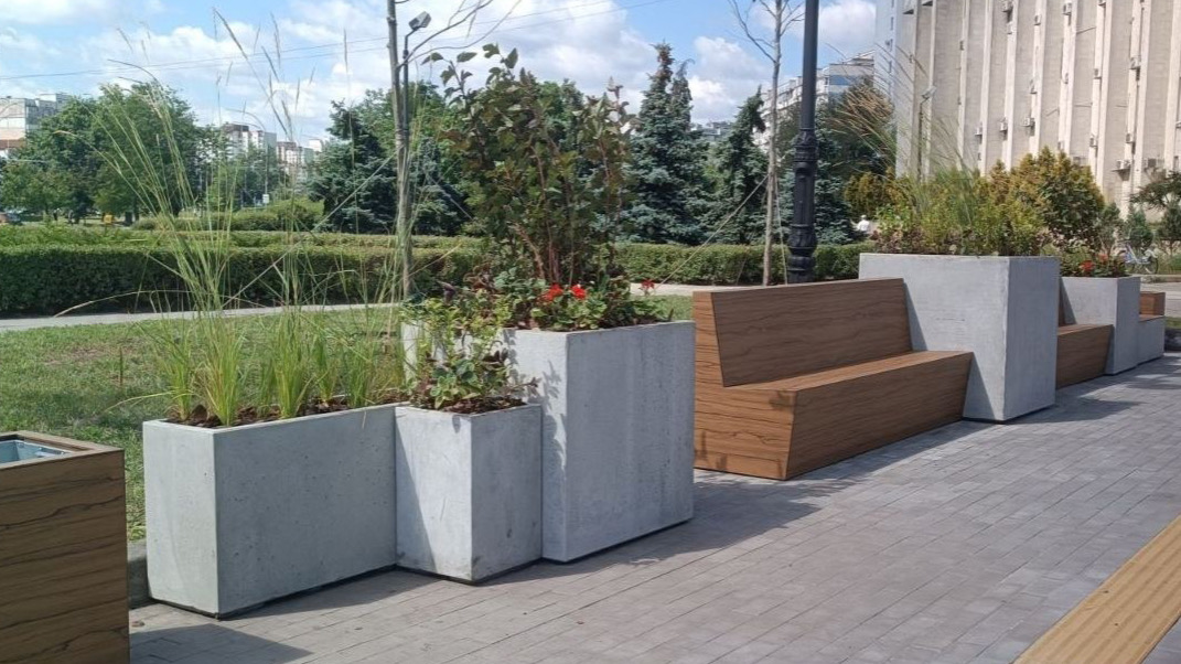 У парку "Деснянський" в Києві облаштували нову зелену зону з вуличними меблями: фото