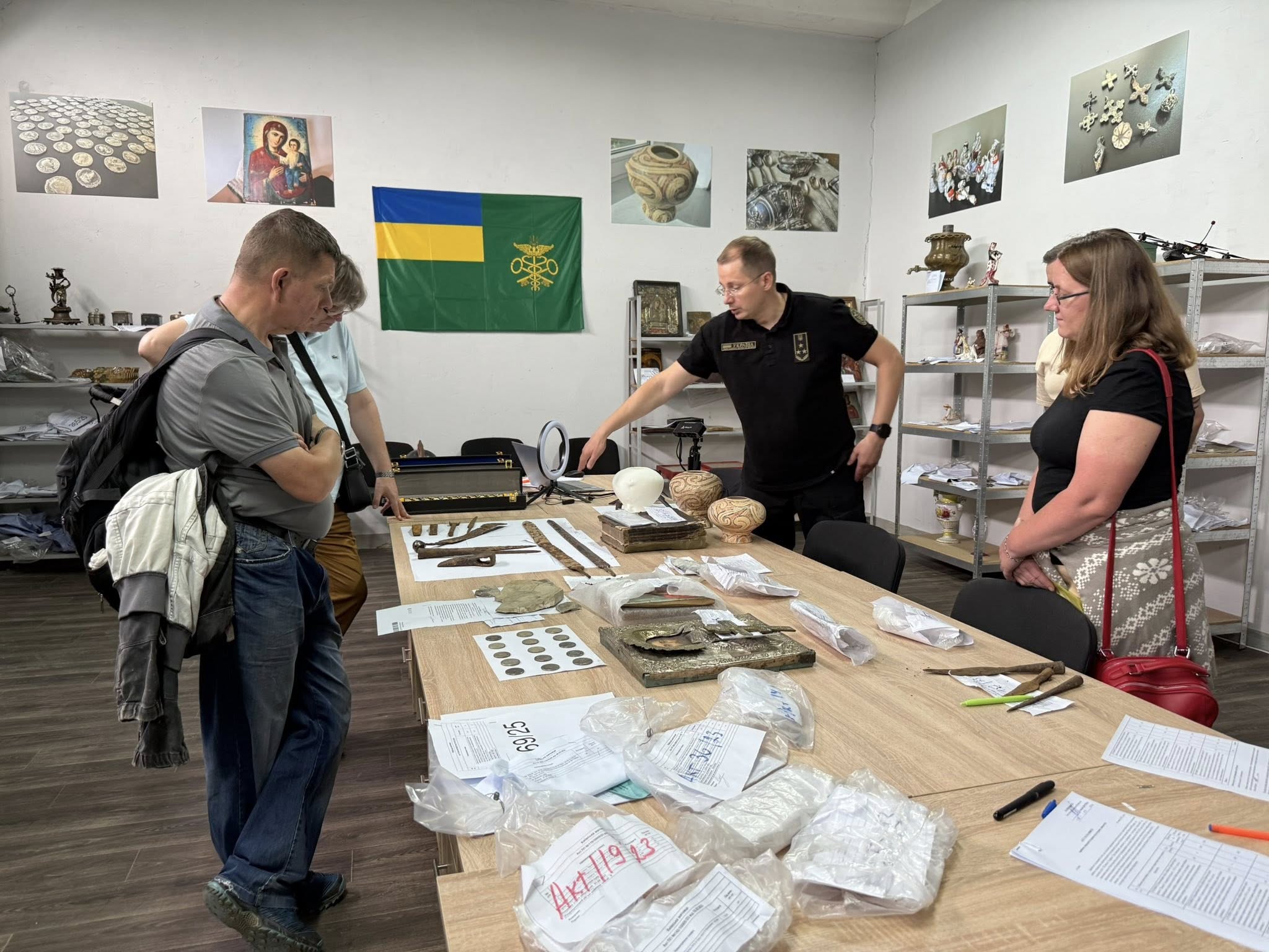 Київська митниця передала культурні цінності музеям у Батурині та Чернівцях: фото