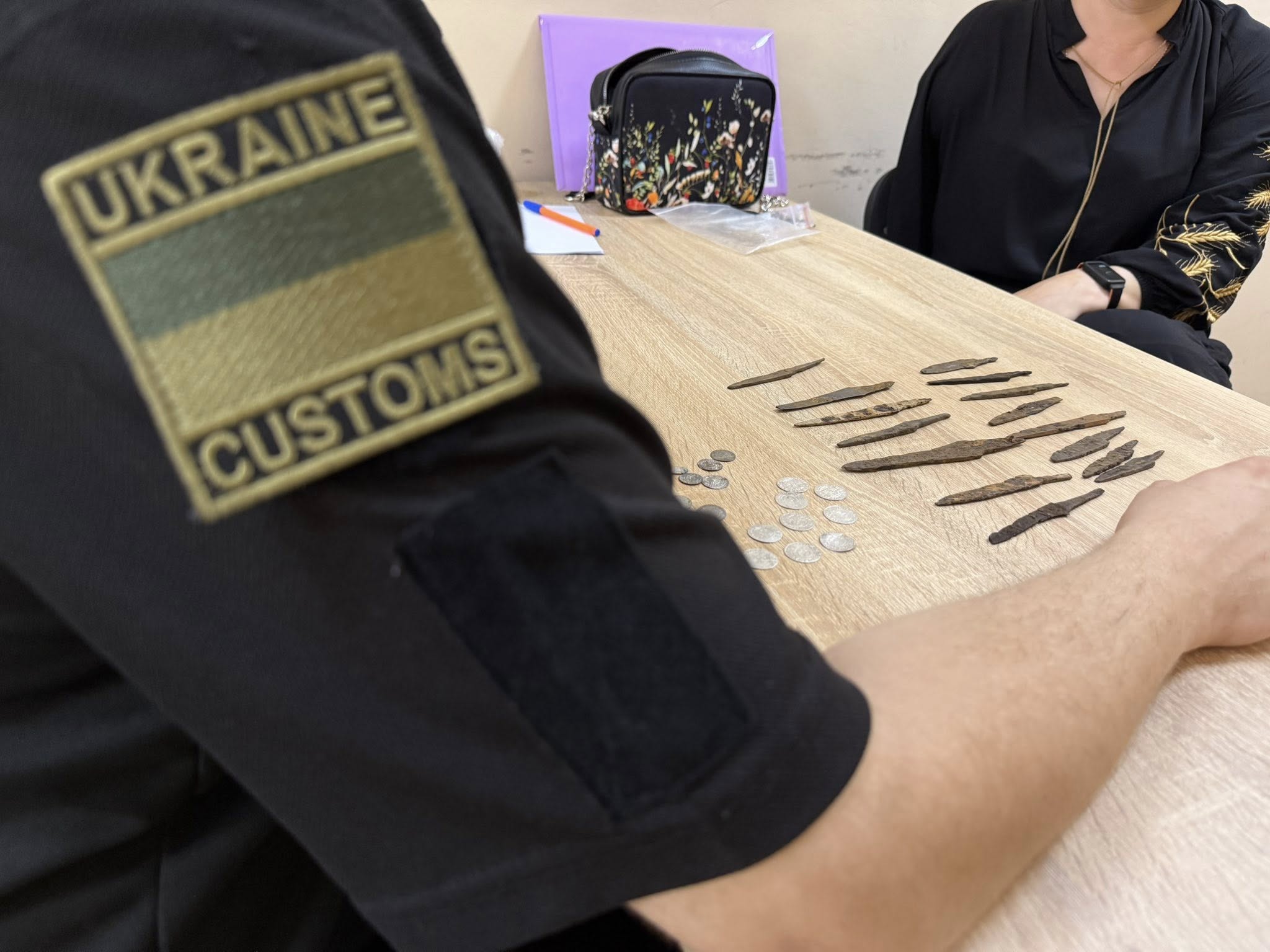 Київська митниця передала культурні цінності музеям у Батурині та Чернівцях: фото